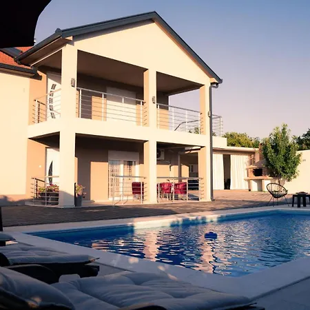 Laguna Villa *
